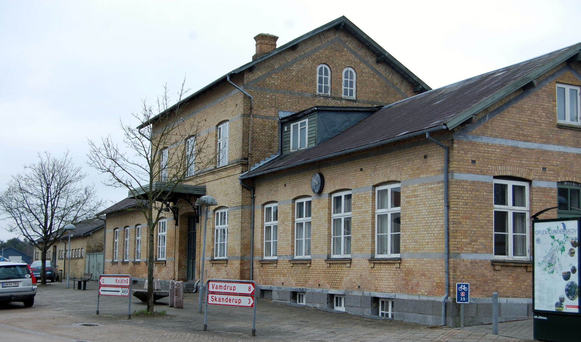 Banegårdsbygningen i Lunderskov, som DSB nu har solgt (Artkivfoto).